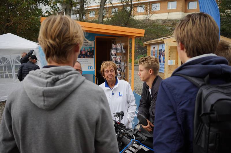 Bildet viser ungdommer som snakker med politikere i Strømstad.