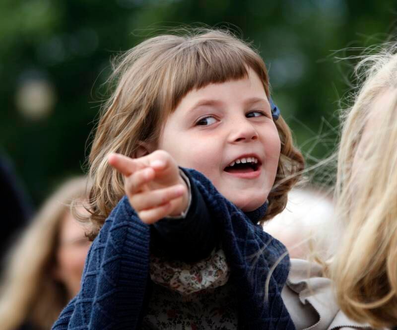 Bildet er av prinsesse Ingrid Alexandra da hun tok i mot Miljøagentparaden på Slottsplassen. Hun både lo og pekte. Foto: Lise Åserud / NTB