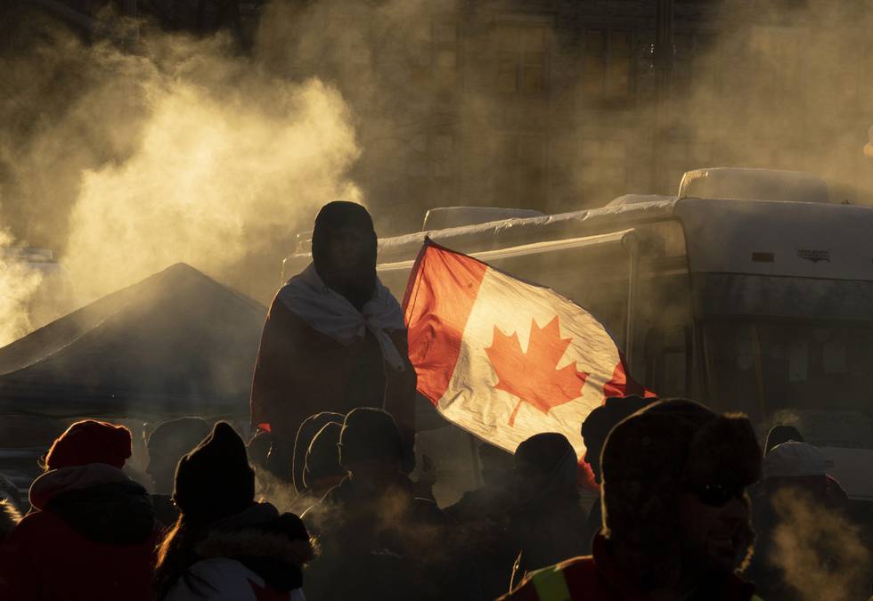 Bildet viser demonstranter i Canada. Foto: Adrian Wyld / The Canadian Press via AP / NTB