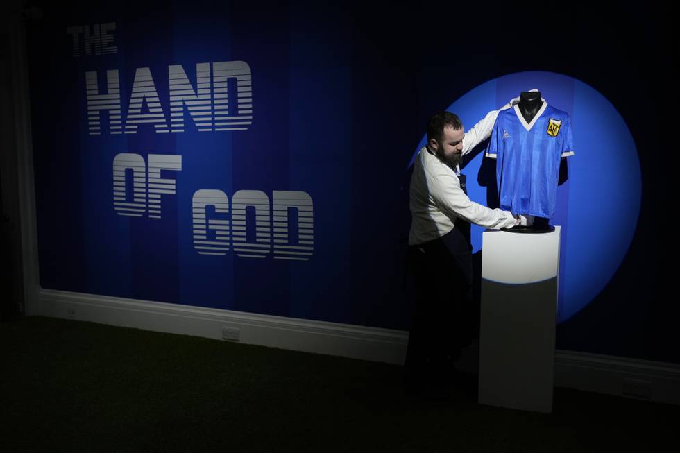 Drakten Maradona brukte mot England i VM. Målene han scoret, er kjent som «Guds hånd» og århundrets mål. Foto: Matt Dunham / AP / NTB