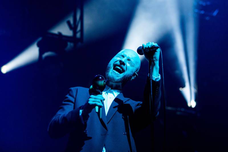 Bildet viser vokalist Sivert Høyem i Madrugada på scenen.
