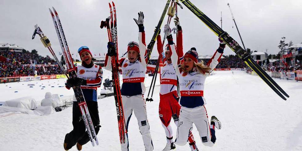 Bildet viser skijentene Heidi Weng, Astrid Uhrenholdt Jacobsen, Marit Bjørgen og Therese Johaug. De jubler etter å ha vunnet VM-gull.  