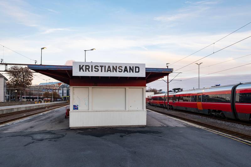 Et togsett står på et sidespor på Kristiansand stasjon og Sørlandsbanen. Fra søndag skal britiske Go-Ahead kjøre togene på Sørlandet.