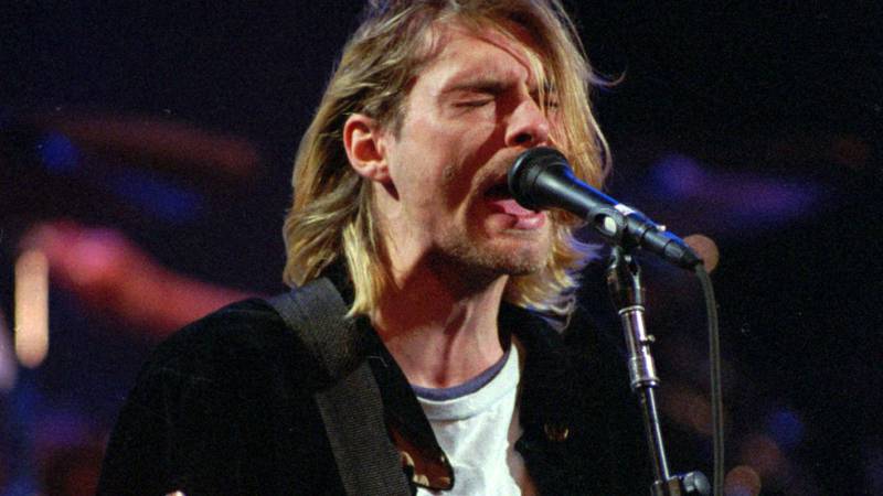 Bildet viser Kurt Cobain på scenen.