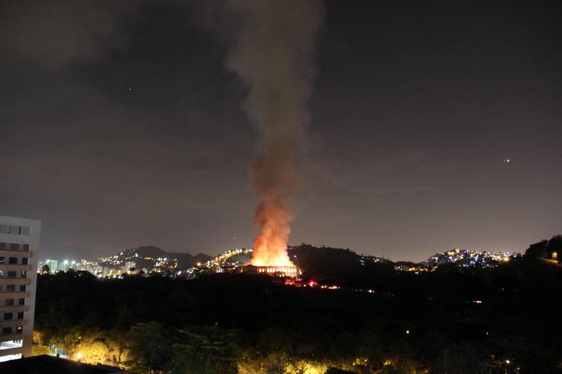 Bildet viser brannen sett på avstand.