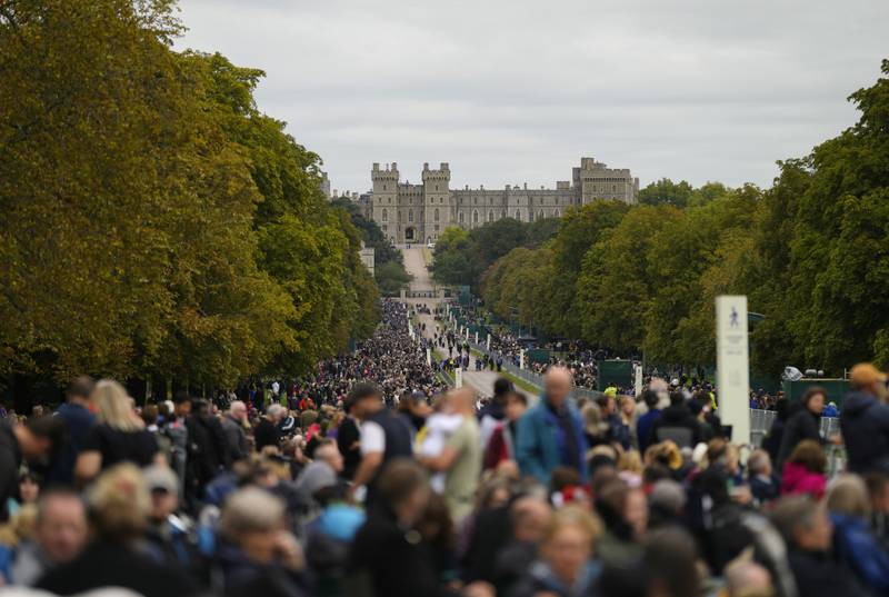 Store folkemengder har samlet seg langs veien opp mot Windsor-slottet, der dronning Elizabeths kiste skal legges. Foto: Alastair Grant / AP / NTB