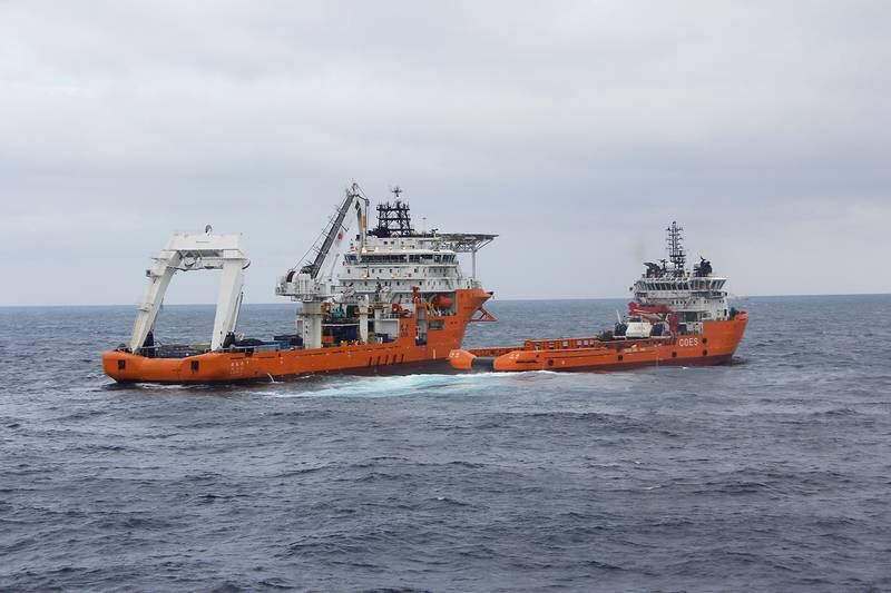 Bildet viser kinesiske skip som forsøker å renske opp olje fra oljetankeren Sanchi.
