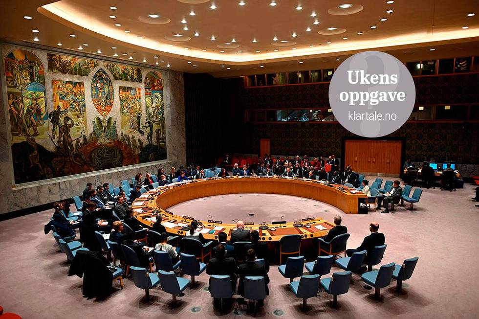 Bildet viser sikkerhetsråds-salen i FN-bygningen. Der er et stort bord formet som en hestesko. Medlemmene i Sikkerhetsrådet samles rundt bordet. De tar viktige beslutninger for verden.