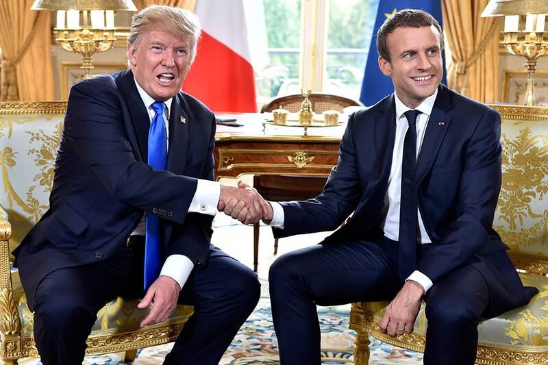 Bildet viser Donald Trump og Emmanuel Macron som håndhilser.