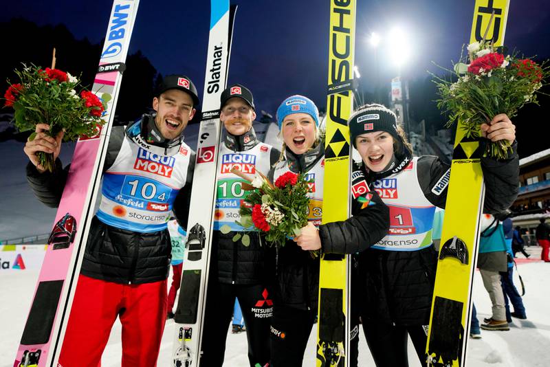 Bildet viser de fire hopperne på Norges lag. Fra venstre: Andreas Stjernen, Robert Johansson, Maren Lundby og Anna Odine Strøm.
