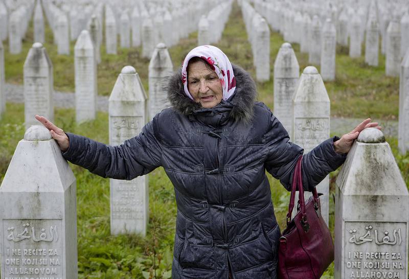 GRAVER: En kvinne besøker graver ved minnestedet nær Srebrenica i Bosnia.