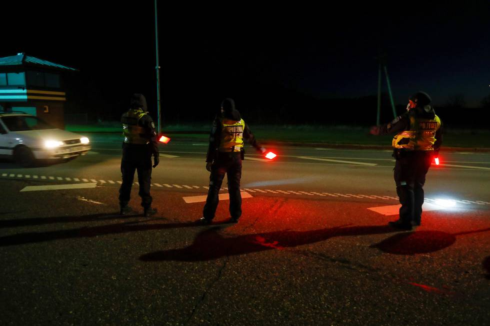 Bildet er av politi og grensevakter fra Estland. Det er tatt på grensen mellom Latvia og Estland natt til fredag. Da åpnet grensen igjen.