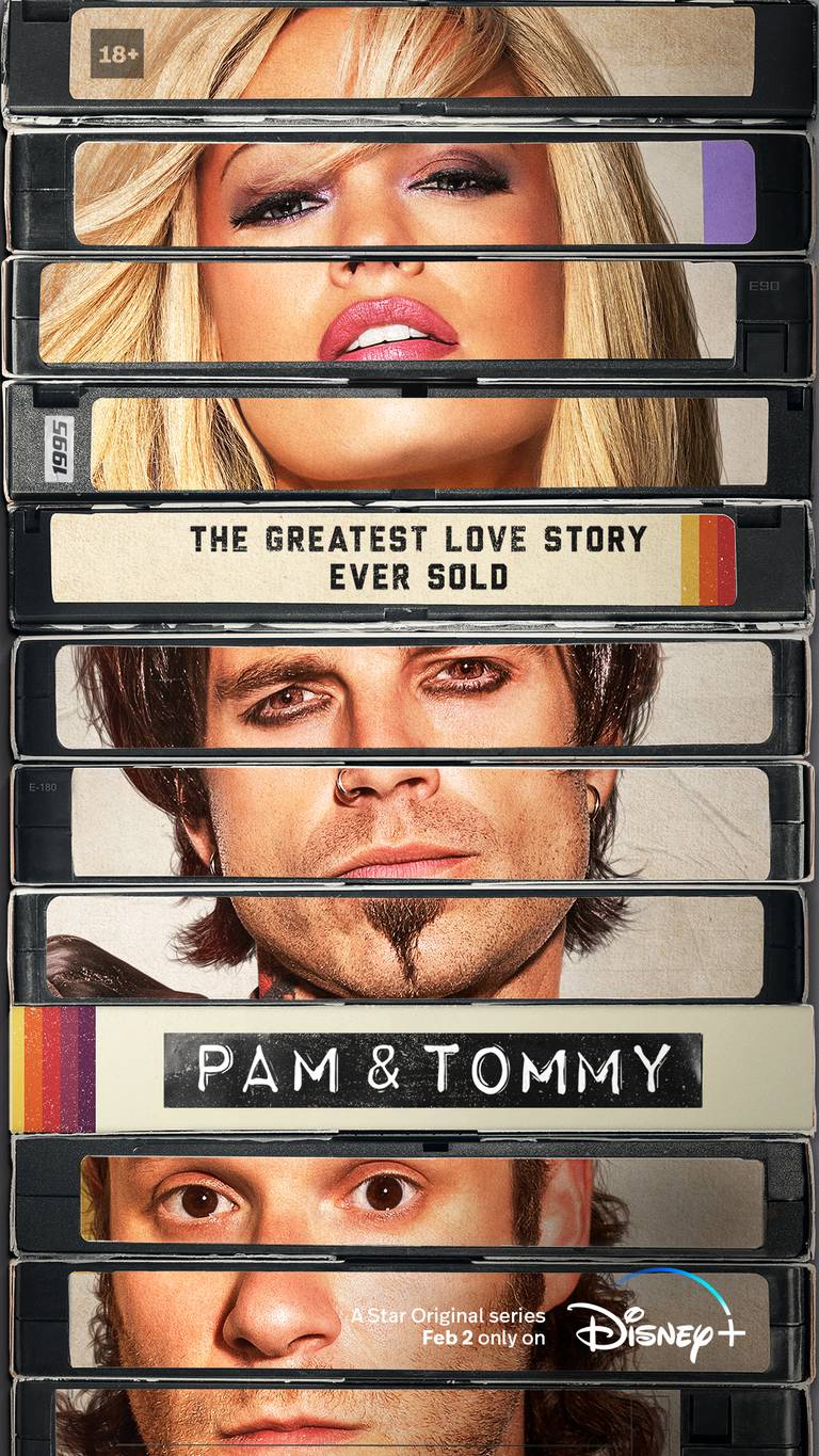 Bildet er av en stabel VHS-kasetter. På etikettene som peker mot deg er det bilde av tre ansikter fra serien. Det øverste skal være Pamela Anderson, i midten er det som skal være Tommy Lee, og nederst er mannen som skal ha stjålet en sex-film med de to første.