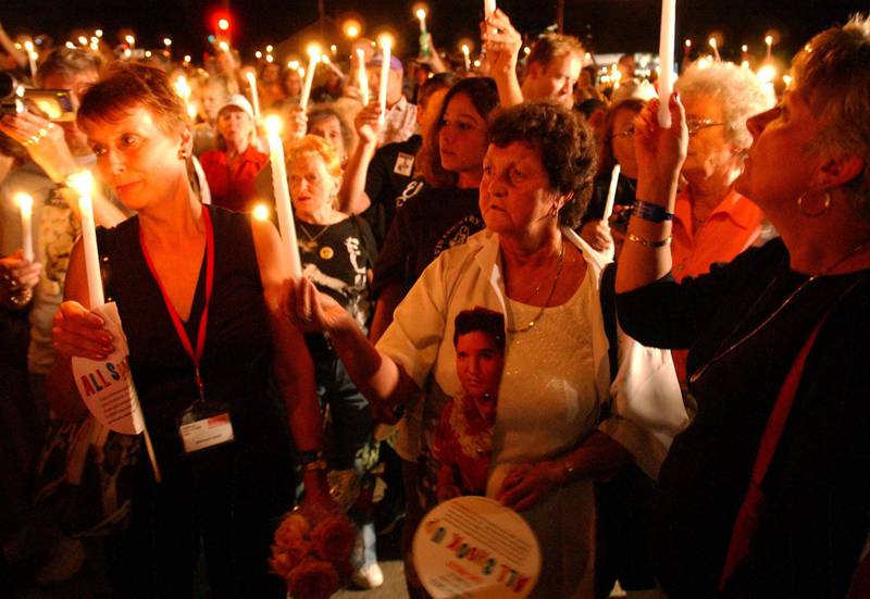 Bildet viser folk med tente lys på Graceland.