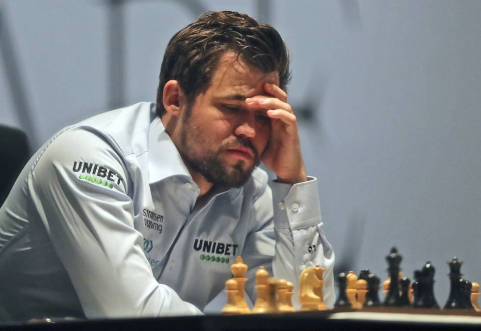 Magnus Carlsen trengte flere lange tenkepauser i lørdagens VM-parti i klassisk sjakk. Foto: Kamran Jebreili / AP / NTB