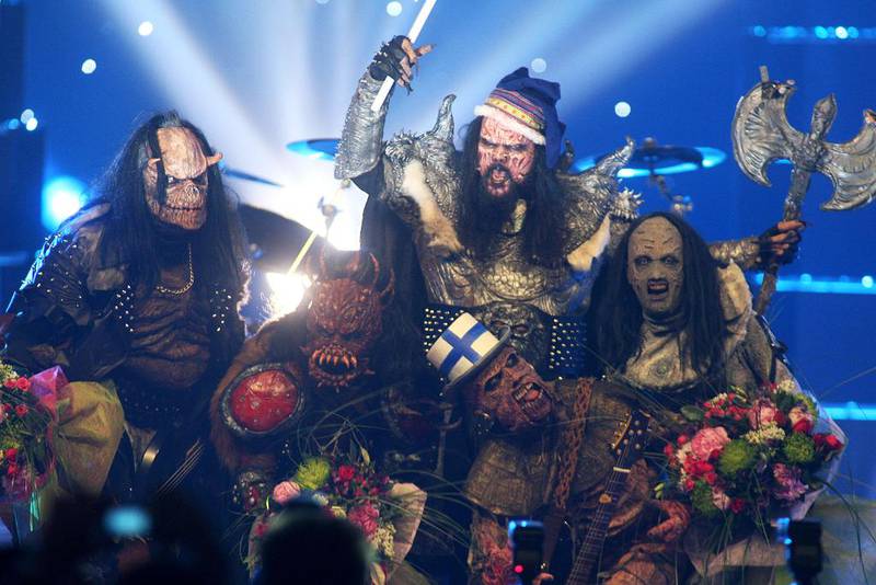 Bildet viser gruppa Lordi som feirer seier. De er kledd som vikinger. 