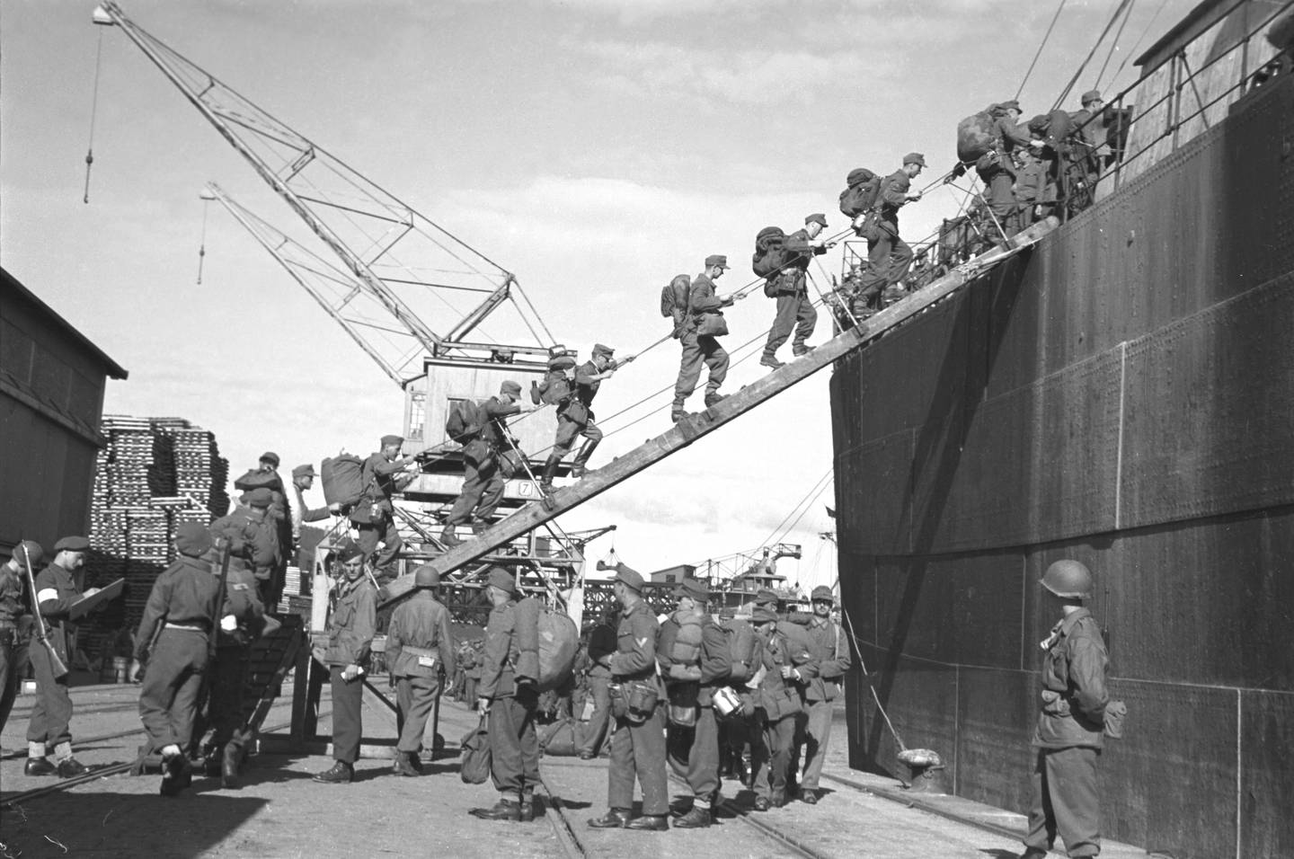Drammen 19450721. Frigjøringen. Tyske soldater går ombord i skip som skal føre dem til Tyskland etter frigjøringen 1945.
Foto: NTB arkiv / Scanpix