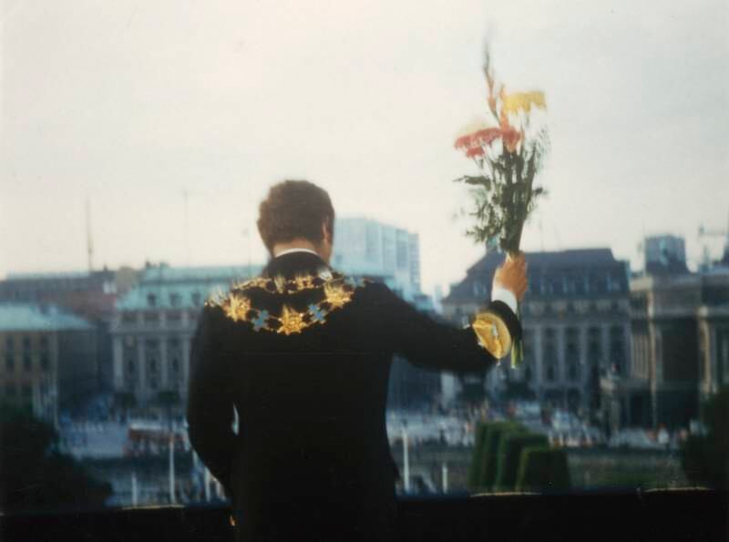 Bildet viser kong Carl Gustaf som vinker til folket. Han er nettopp blitt konge i Sverige i 1973.