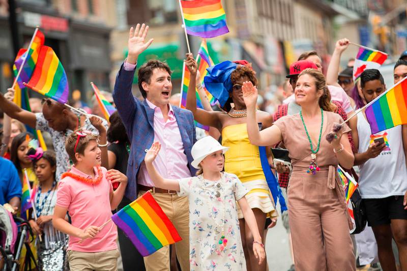 Bildet viser Justin Trudeau og familien. De vifter med regnbueflagg. 