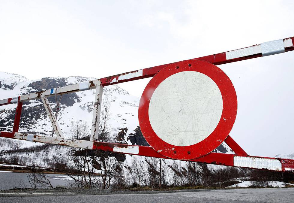 Bildet viser en stengt bom ved en fjellovergang. Flere fjelloverganger i Sør-Norge er stengt. Det er dårlig vær og fare for ras flere steder. 