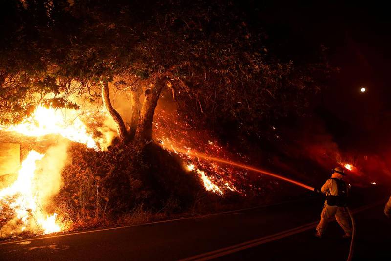 VANSKELIG: Brannmenn i California jobber det de kan for å få kontroll på brannen.