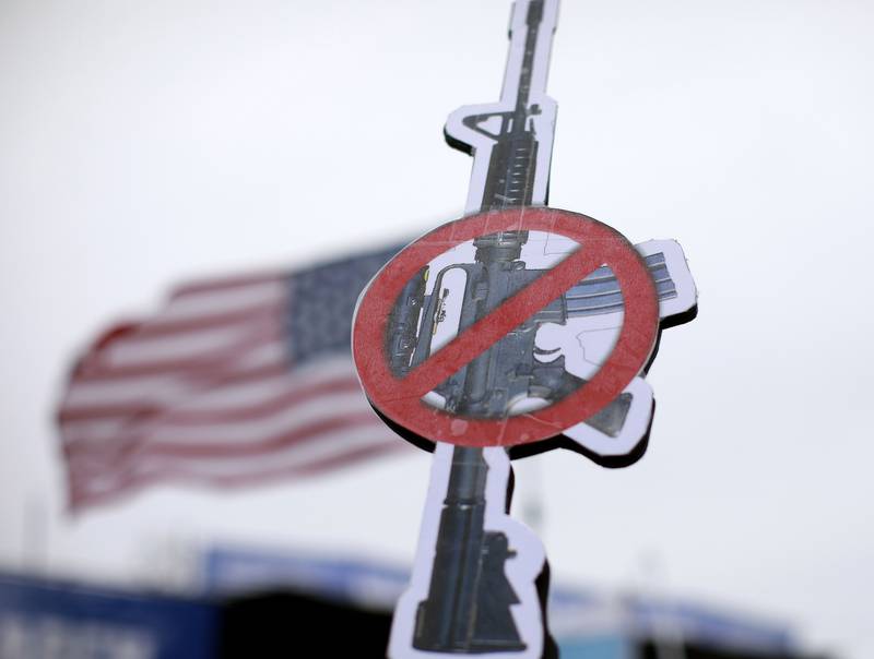 Bildet viser et bilde av et våpen med forbudsskilt på under March for Our Lives i USA.