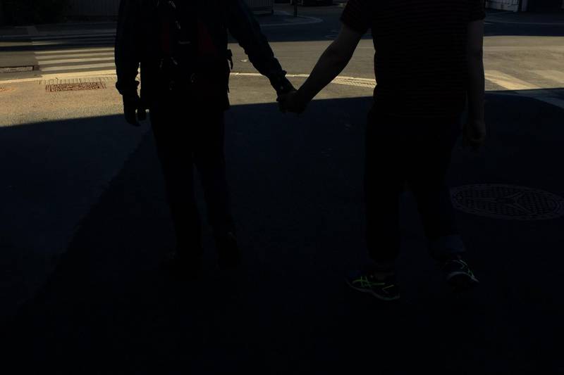Et par holder hender i Arendalsgata i Oslo