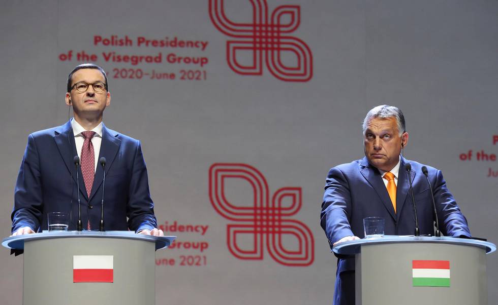 Bildet er av to menn i dress. Til venstre står Mateusz Morawiecki. Han er statsminister i Polen. Viktor Orban er statsminister i Ungarn.