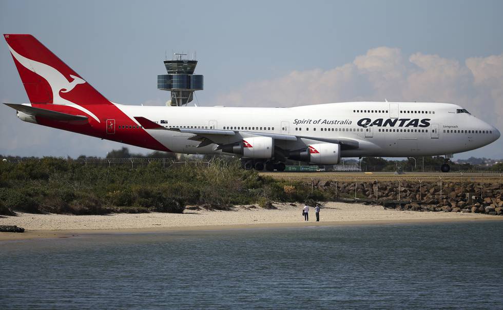 Et fly på Sydney internasjonale flyplass, like ved stranda. Foto: Rick Rycroft / AP / NTB