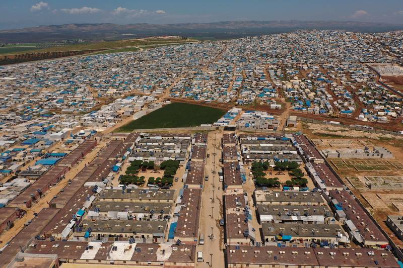 Bildet viser en veldig stor flyktningleir i Syria. Den ligger ved grensa til Tyrkia. Den strekker seg gjennom hele bildet.
