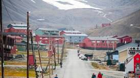 Færre bor på Svalbard