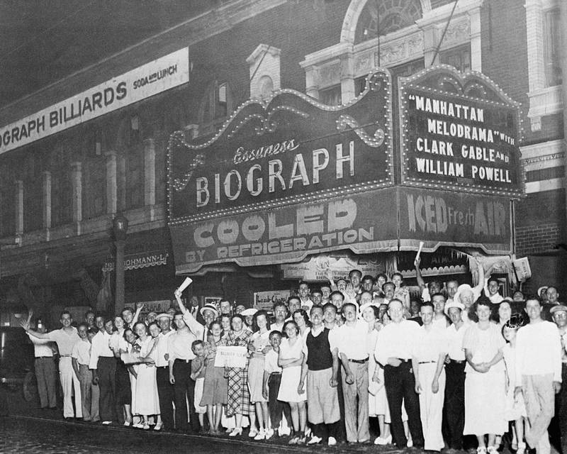 Bildet viser mange folk foran kinoen i Chicago i 1934.