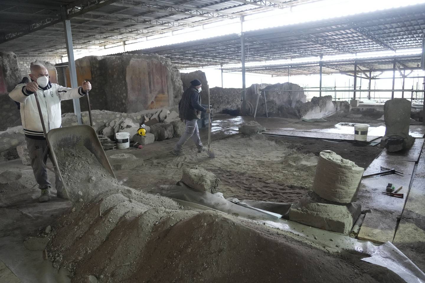 Arkeologer jobber med utgravinger i Pompeiis ruiner. Foto: Gregorio Borgia / AP / NTB