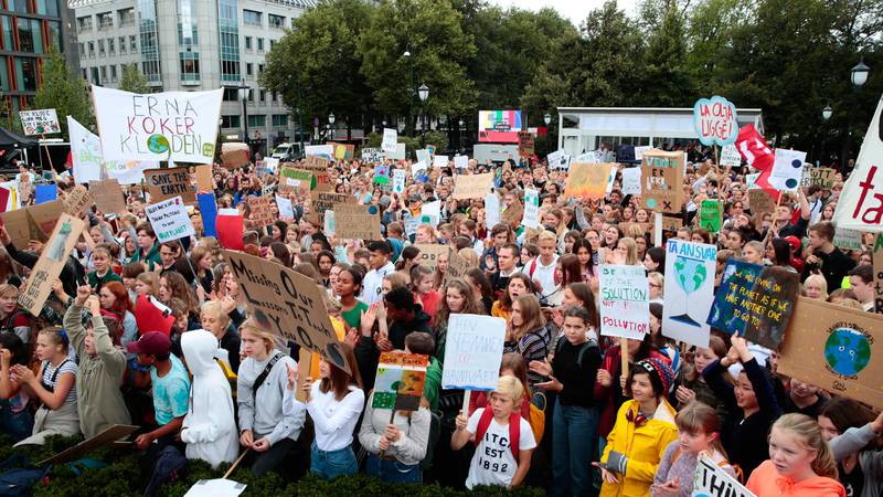 Bildet viser elever som streiker for klimaet.