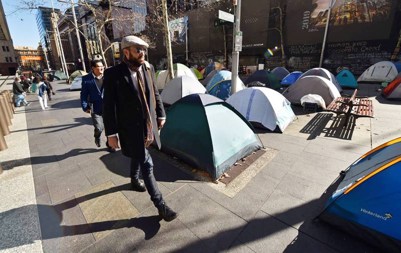 Bildet viser telt i området Martin Place i Sydney i Australia. Hjemløse bor i teltene midt i byen.