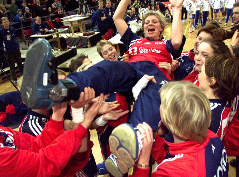 Bildet viser spillere som jubler og bærer trener Marit Breivik etter seieren i VM i 1999.