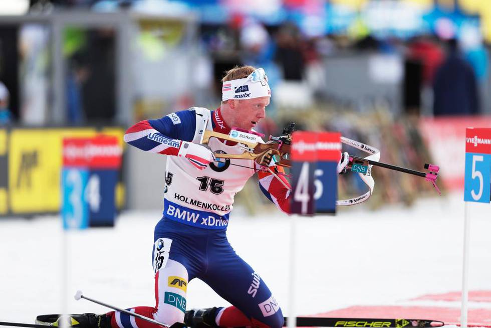 Bildet viser skiskytter Johannes Thingnes Bø som skyter på blink i Holmenkollen.