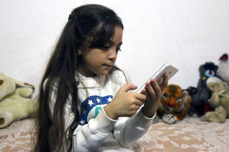 Bildet viser Bana al-Abed med en mobiltelefon. Hun la ut meldinger på nettsamfunnet Twitter. Bildet er fra 6. desember.