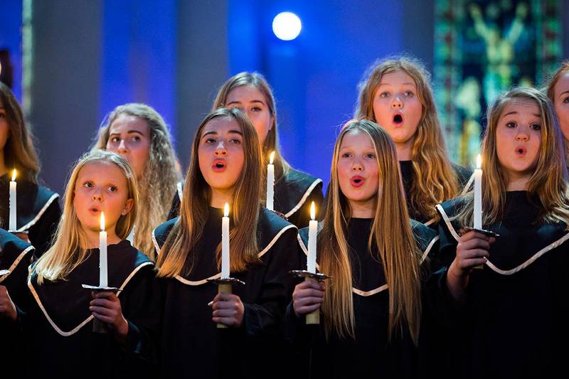 Bildet viser Trefoldighet jentekor under en konsert. Julekonserter er blitt en viktig tradisjon i desember. Flere og flere går på konsert. Samtidig kan færre synge med.