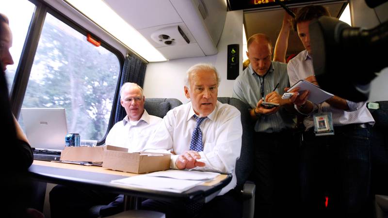 Bildet viser Joe Biden for en del år tilbake. Han er på toget.