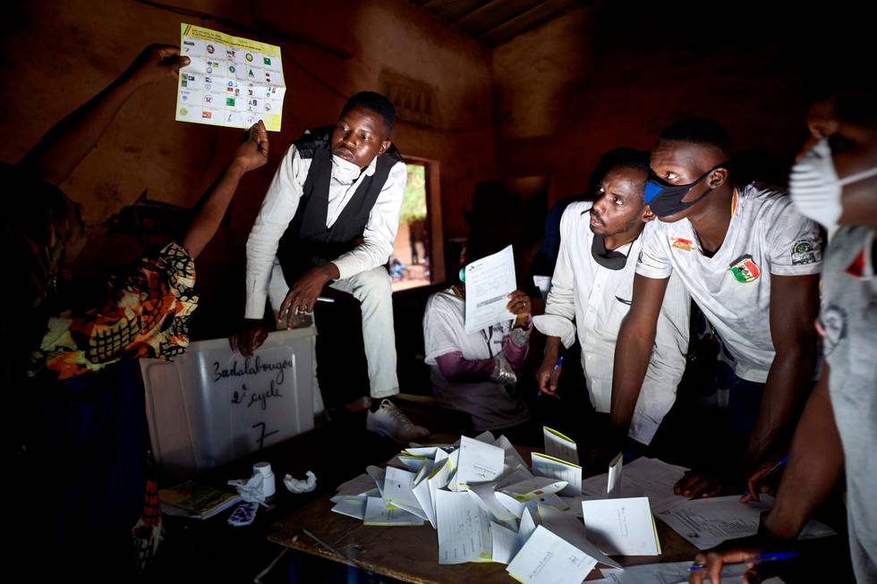 Electoral officials are seen during the vote counting at a polling station in Bamako on March 29, 2020. - Malians headed to the polls on March 29, 2020, for a long-delayed parliamentary election just hours after the country recorded its first COVID-19 coronavirus death and with the leading opposition figure kidnapped and believed to be in the hands of jihadists. (Photo by MICHELE CATTANI / AFP)
