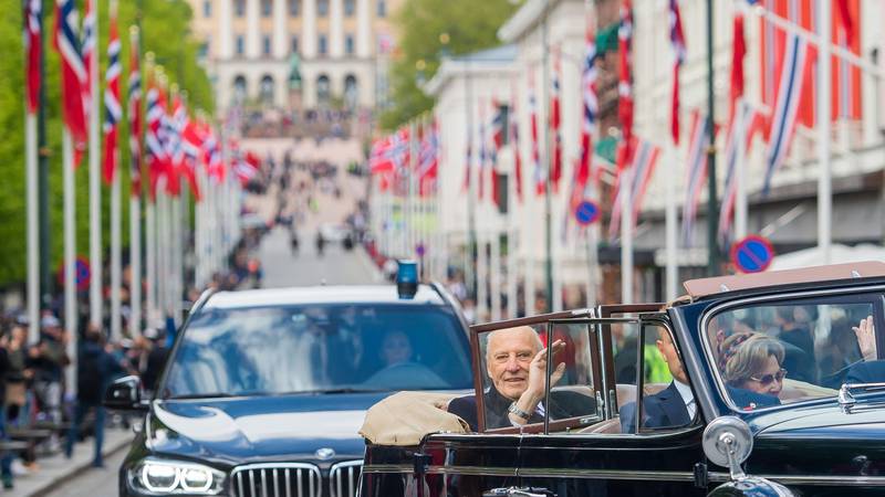 Bildet viser kongeparet som kjører rundt i Oslos gater 17. mai 2020.