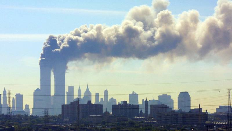 Bildet viser at det ryker fra World Trade Center i USA. Bildet er fra 2001.