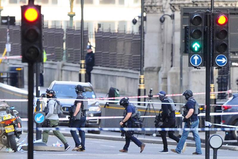 Bildet viser terrorpoliti med våpen på Westminster-broen i London.