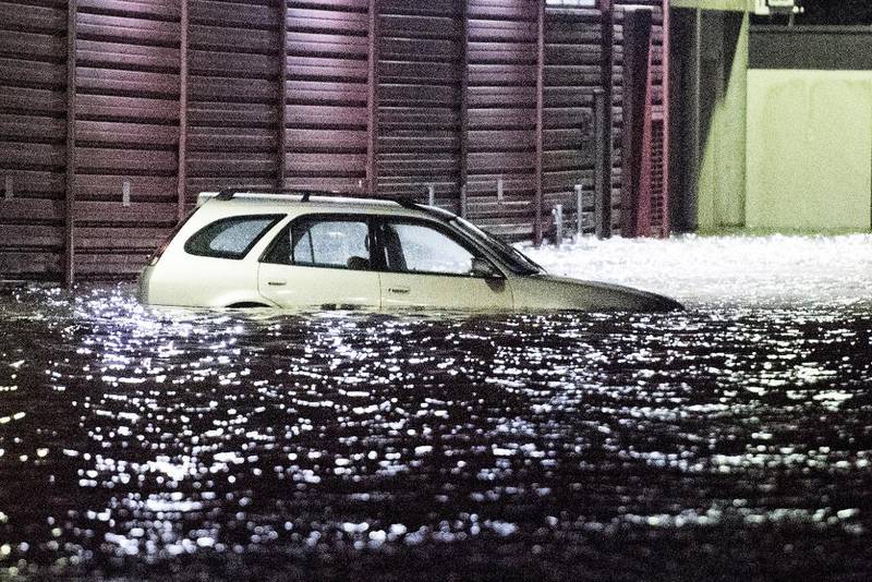 Bildet viser en bil som står under vann i Fredrikstad.