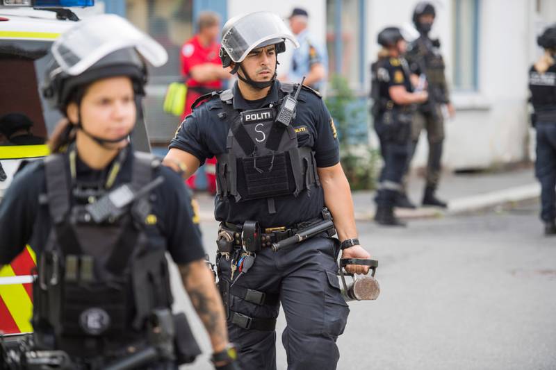 Bildet viser politi i verneutstyr. De jobber på Etterstad i Oslo. En person ble skutt her.