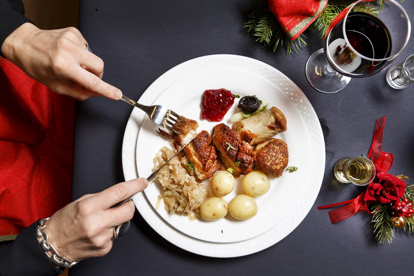 Bildet viser en tallerken med ribbe, surkål, medisterkaker, medisterpølser, poteter og tyttebær.