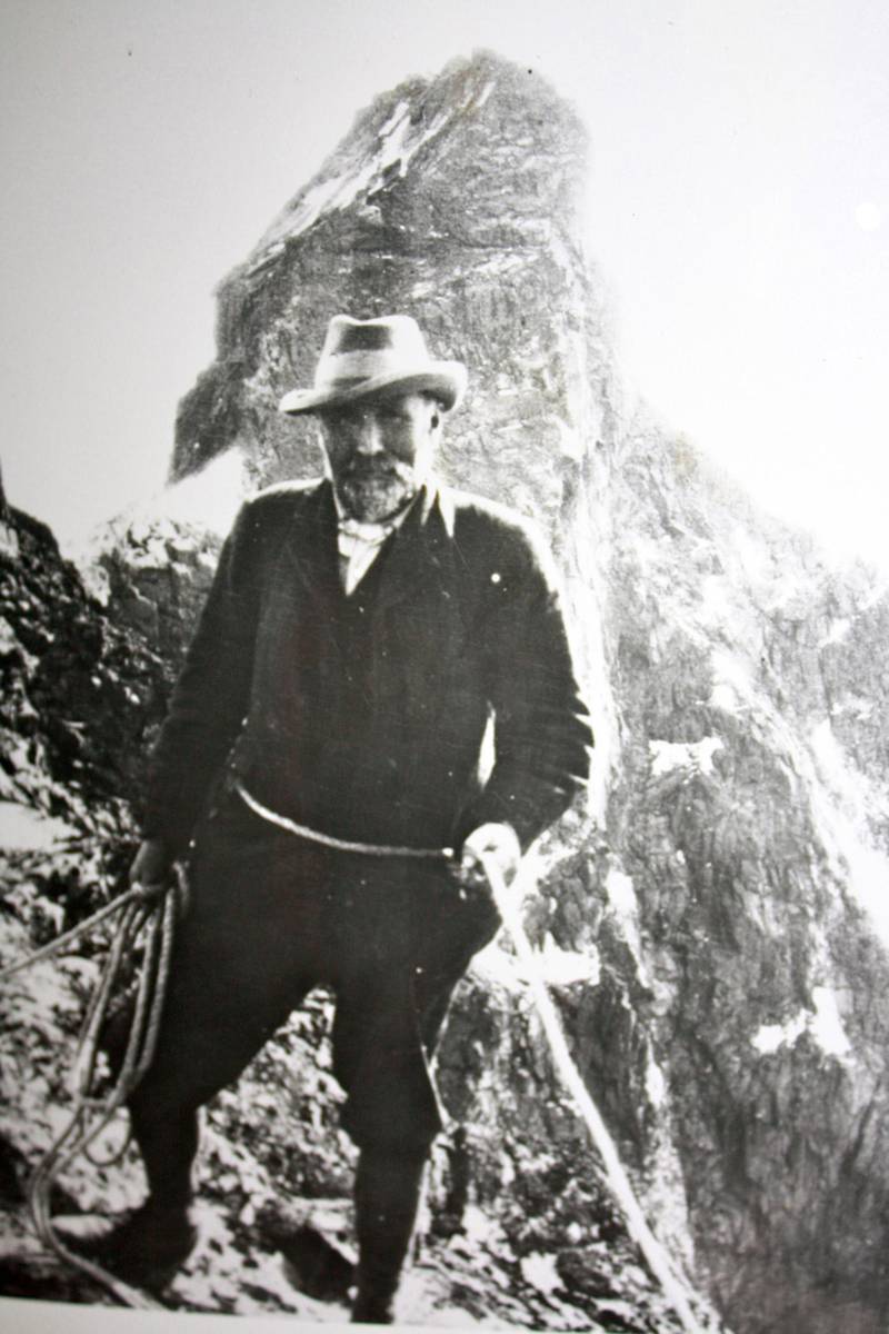 STARTEN: William Cecil Slingsby fra England var den første som nådde toppen av fjelltoppen Store Skagadølstind. Det inspirerte nordmenn til selv å klatre i Jotunheimen. Her er han på toppen av Vesle Skagadølstind.