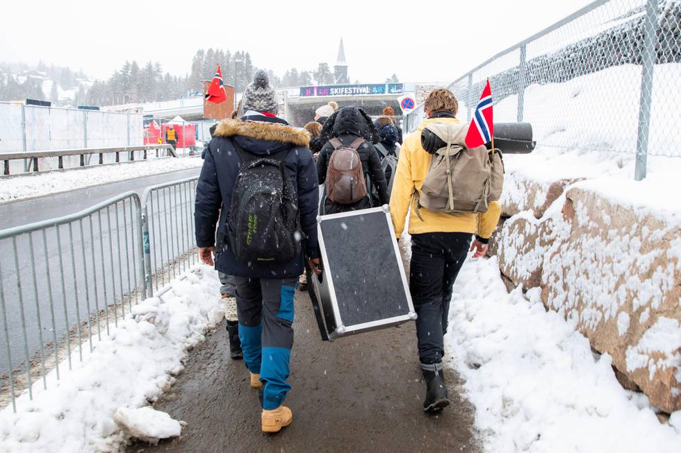 Bildet viser en gjeng folk på vei til Holmenkollen.