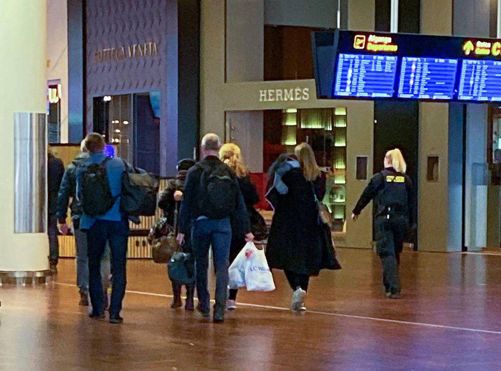 Bildet viser norske myndigheter som henter en norsk kvinne og hennes barn hjem til Norge. De er på flyplassen i København. Nå er kvinnen tiltalt for terror.